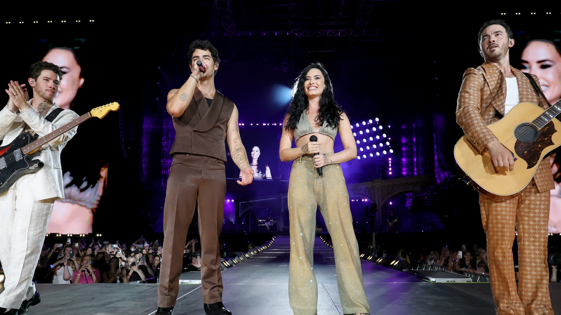 Demi Lovato se une a los Jonas Brothers para cantar juntos en directo 15 años después de 'Camp Rock' Demi Lovato se une a los Jonas Brothers para cantar juntos en directo 15 años después de 'Camp Rock'
