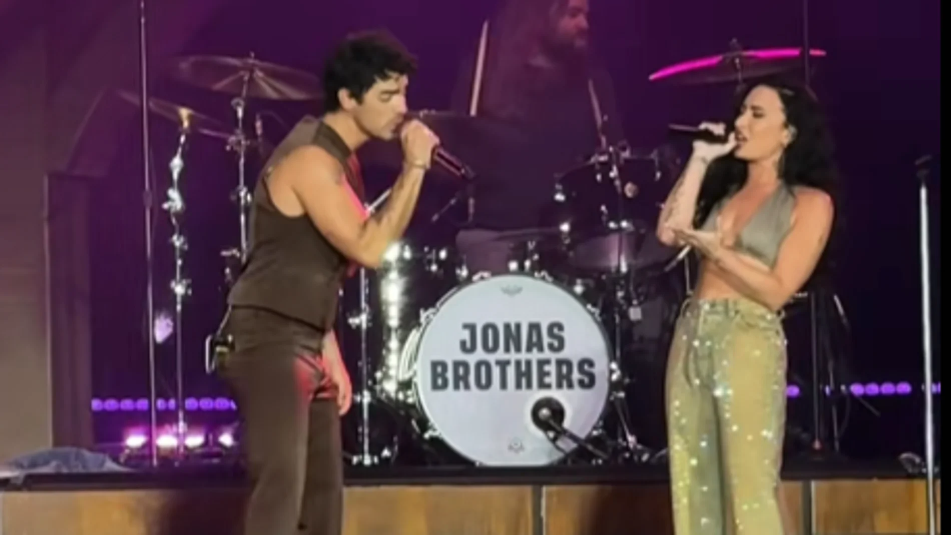 Los Jonas Brothers se reúnen con Demi Lovato para cantar 'This is Me' y 'Would'nt Change a Thing' Los Jonas Brothers se reúnen con Demi Lovato para cantar 'This is Me' y 'Would'nt Change a Thing'