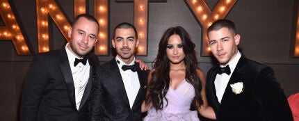  Demi Lovato y lo hermanos Jonas en la fiesta Vanity Fair Oscar 2017