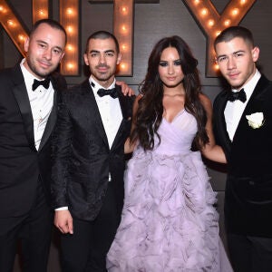  Demi Lovato y lo hermanos Jonas en la fiesta Vanity Fair Oscar 2017
