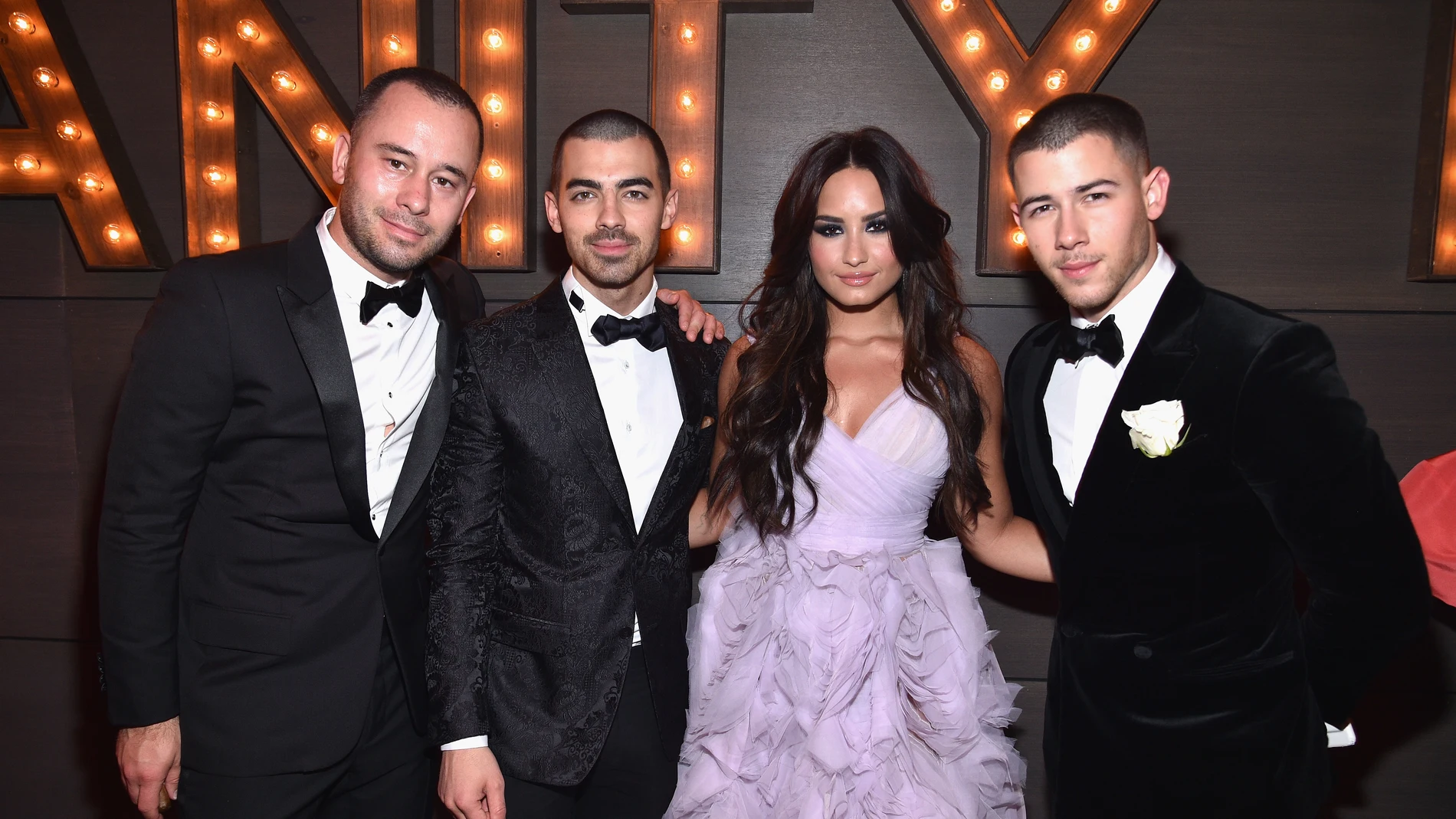 Demi Lovato y lo hermanos Jonas en la fiesta Vanity Fair Oscar 2017 Demi Lovato y lo hermanos Jonas en la fiesta Vanity Fair Oscar 2017