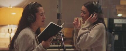 Silvia Pérez Cruz y Valeria Castro, en el videoclip de 'Debe ser'.