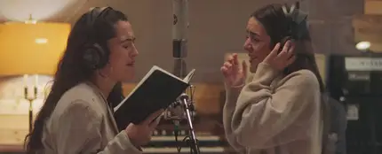Silvia Pérez Cruz y Valeria Castro, en el videoclip de 'Debe ser'. Silvia Pérez Cruz y Valeria Castro, en el videoclip de 'Debe ser'.