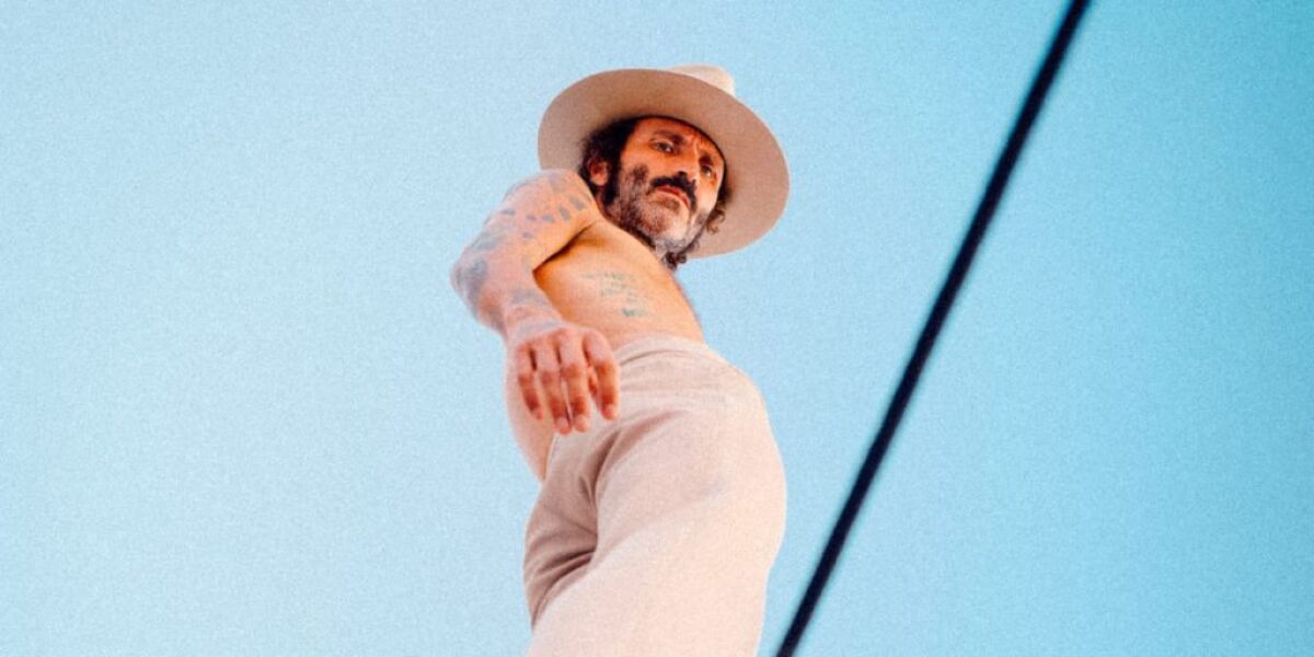 Leiva, en el cartel del documental 'Hasta que me quede sin voz'.
