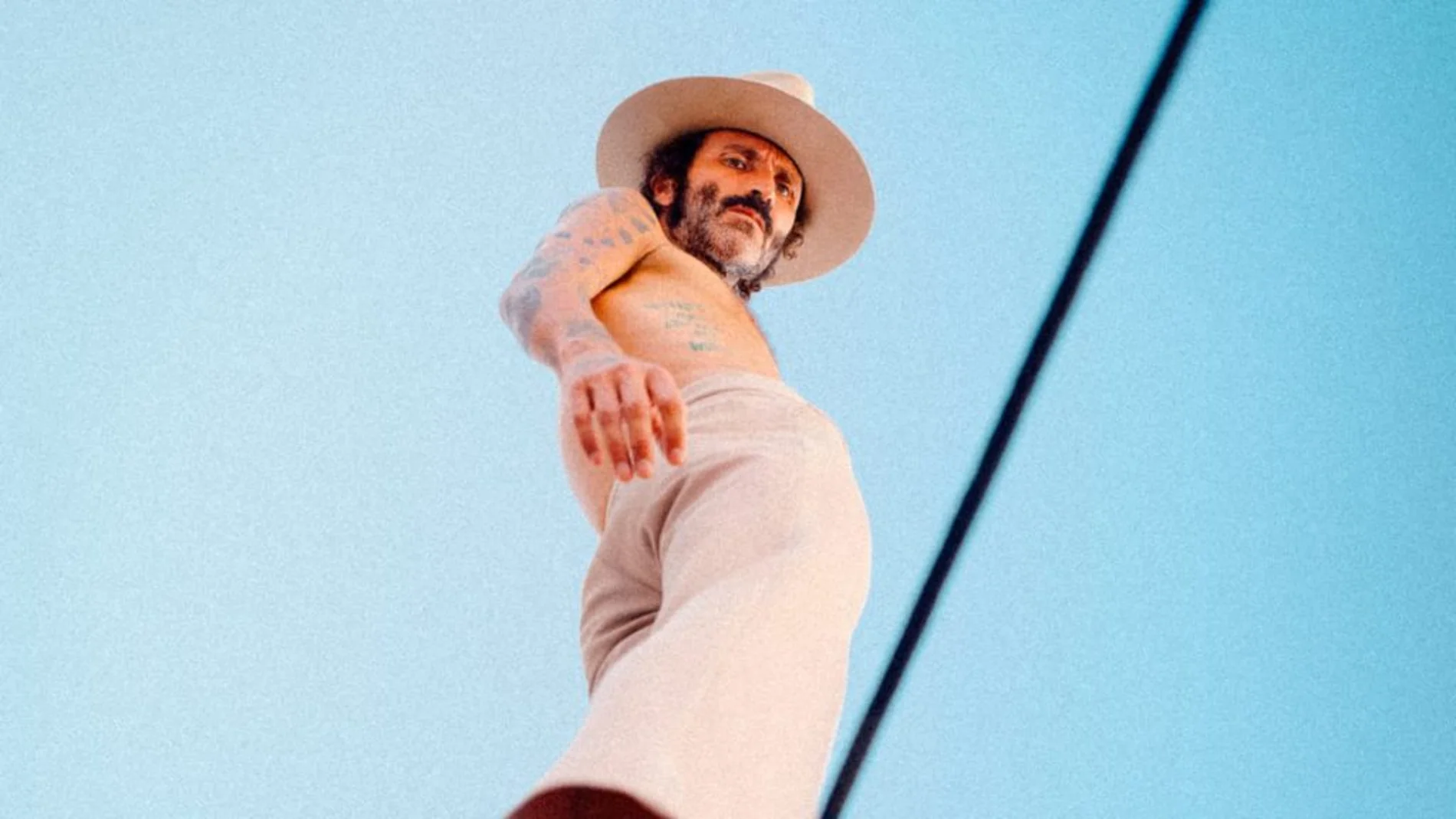 Leiva, en el cartel del documental 'Hasta que me quede sin voz'. Leiva, en el cartel del documental 'Hasta que me quede sin voz'.