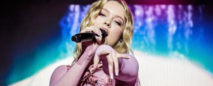 Zara Larsson cantando durante un concierto en Milán. Zara Larsson cantando durante un concierto en Milán.