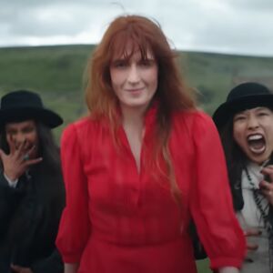 Florence + The Machine - 'Everybody Scream' (captura videoclip)