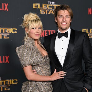 Millie Bobby Brown y Jake Bongiovi durante la alfombra roja de 'The Electric State'