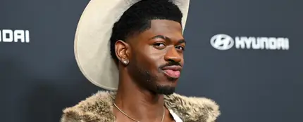 Lil Nas X en la alfombra roja de los GLAAD Media Awards Lil Nas X en la alfombra roja de los GLAAD Media Awards