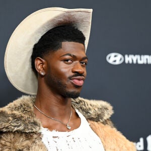 Lil Nas X en la alfombra roja de los GLAAD Media Awards
