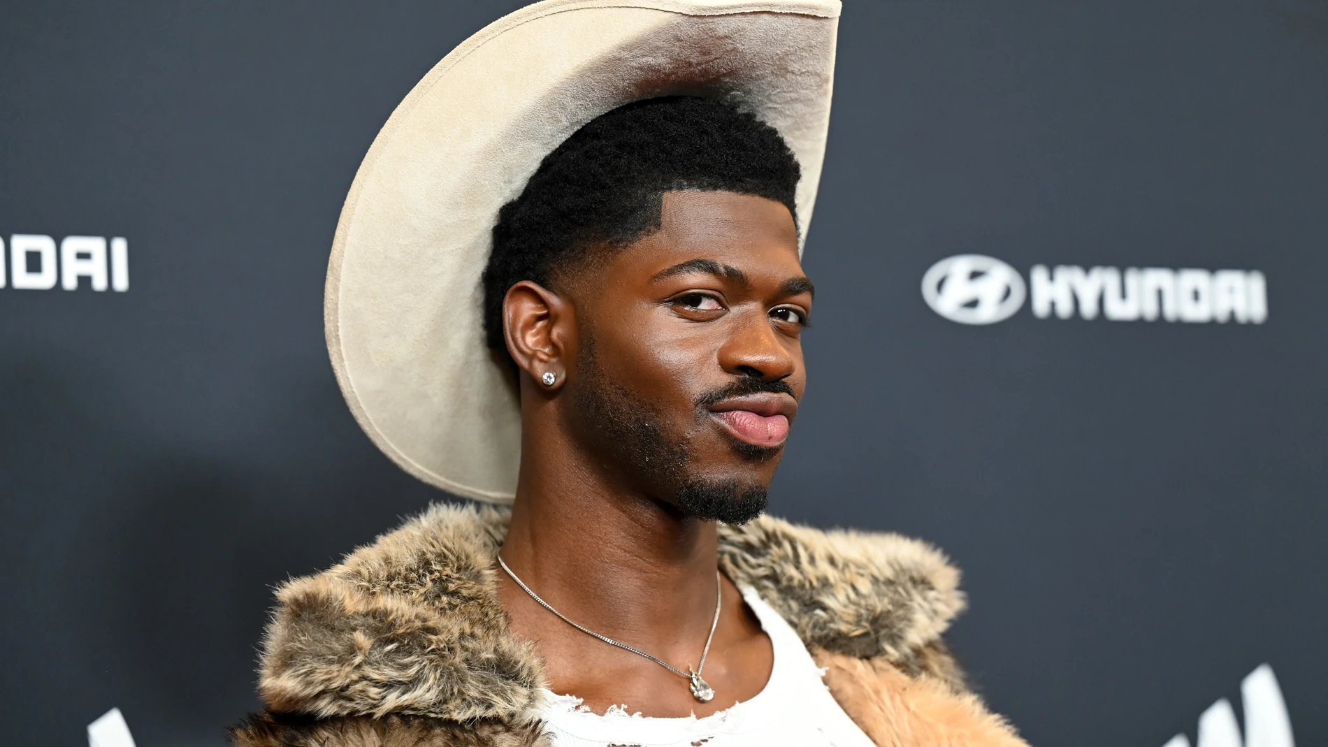 Lil Nas X en la alfombra roja de los GLAAD Media Awards Lil Nas X en la alfombra roja de los GLAAD Media Awards