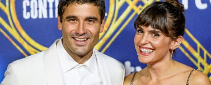 Verónica Echegui y Alex García durante la alfombra roja de 'El continental'