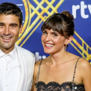 Verónica Echegui y Alex García durante la alfombra roja de 'El continental'