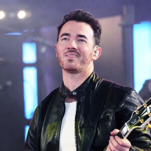 Kevin Jonas durante una actuación de los Jonas Brothers en Nueva York
