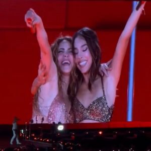 Shakira y Danna Paola cantando 'Soltera' en CDMX