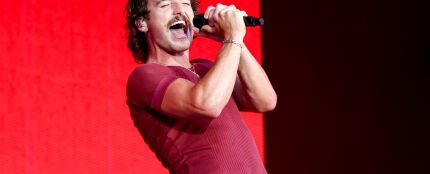 Benson Boone cantando en el Lollapalooza Paris Festival