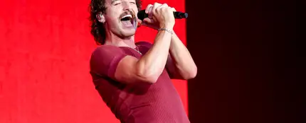 Benson Boone cantando en el Lollapalooza Paris Festival Benson Boone cantando en el Lollapalooza Paris Festival