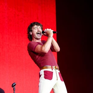 Benson Boone cantando en el Lollapalooza Paris Festival