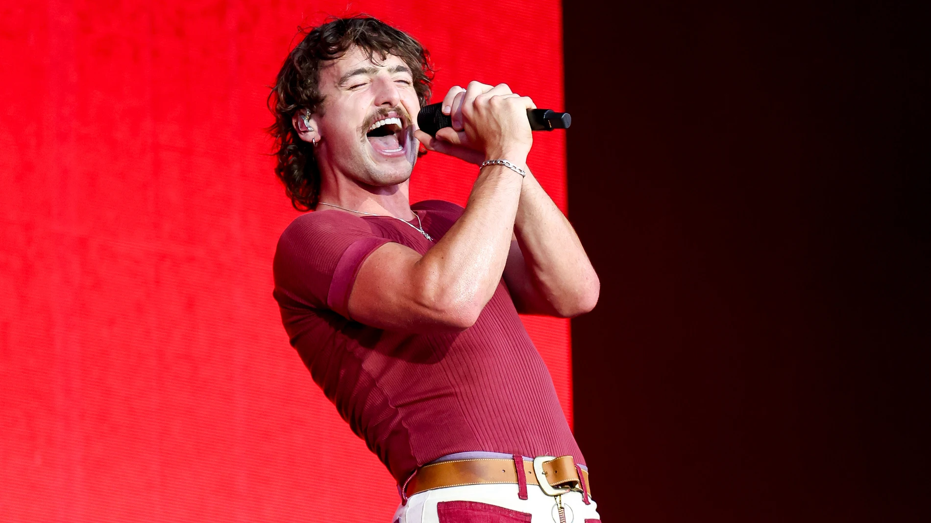 Benson Boone cantando en el Lollapalooza Paris Festival Benson Boone cantando en el Lollapalooza Paris Festival