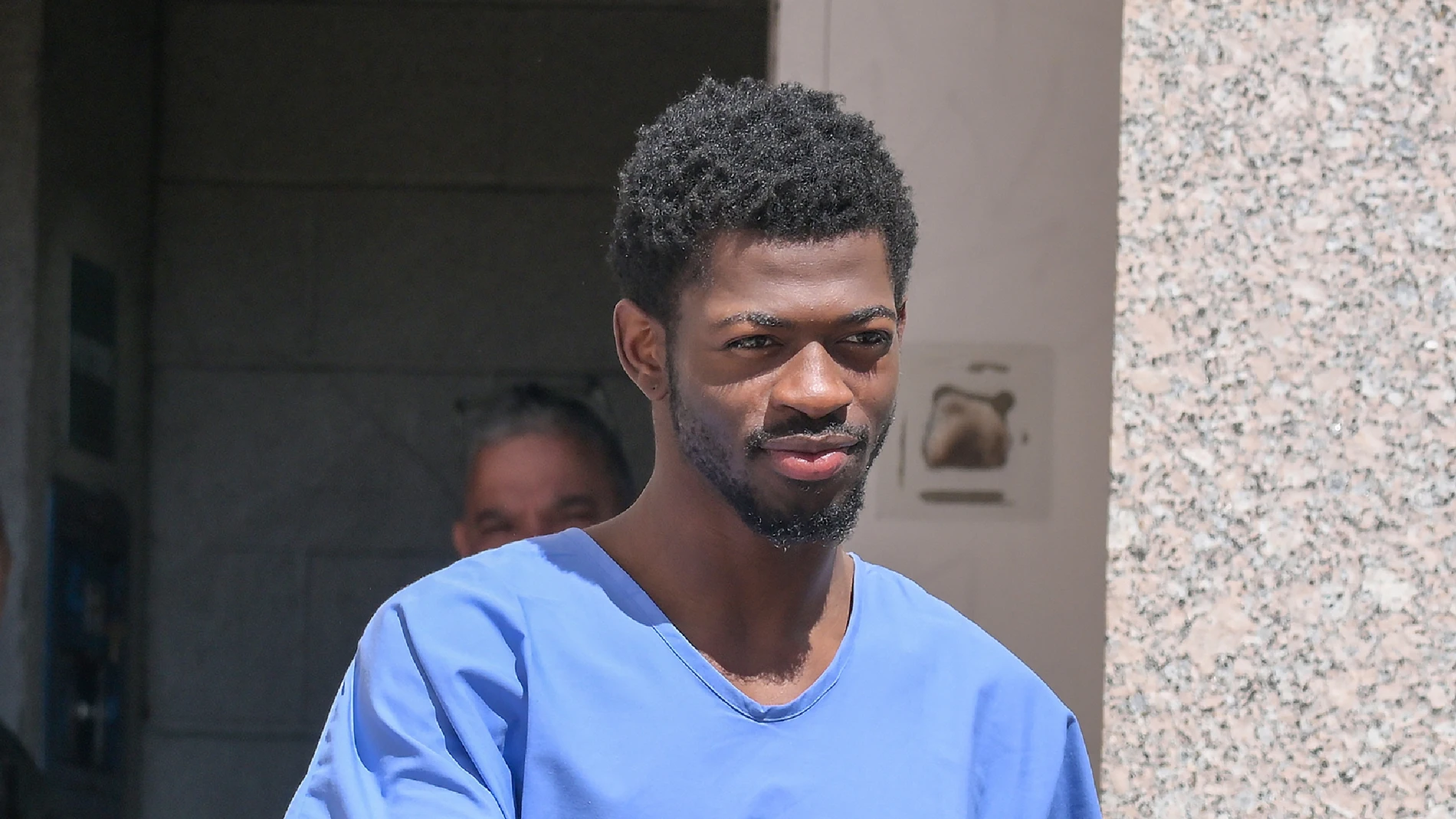 Lil Nas X a su salida de la Cárcel Valley de Van Nuys. Lil Nas X a su salida de la Cárcel Valley de Van Nuys.