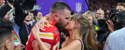 Taylor Swift y Travis Kelce besándose tras la victoria de los Kansas City Chiefs en la Super Bowl LVIII Taylor Swift y Travis Kelce besándose tras la victoria de los Kansas City Chiefs en la Super Bowl LVIII