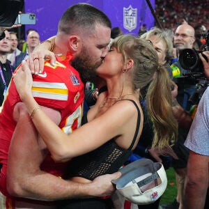 Taylor Swift y Travis Kelce besándose tras la victoria de los Kansas City Chiefs en la Super Bowl LVIII