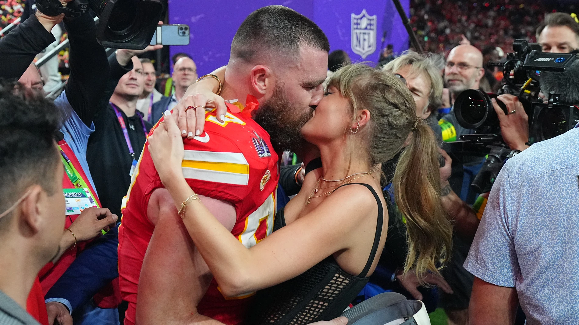 Taylor Swift y Travis Kelce besándose tras la victoria de los Kansas City Chiefs en la Super Bowl LVIII Taylor Swift y Travis Kelce besándose tras la victoria de los Kansas City Chiefs en la Super Bowl LVIII