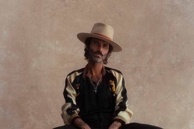 Leiva, en una imagen promocional del disco 'Gigante' Leiva, en una imagen promocional del disco 'Gigante'