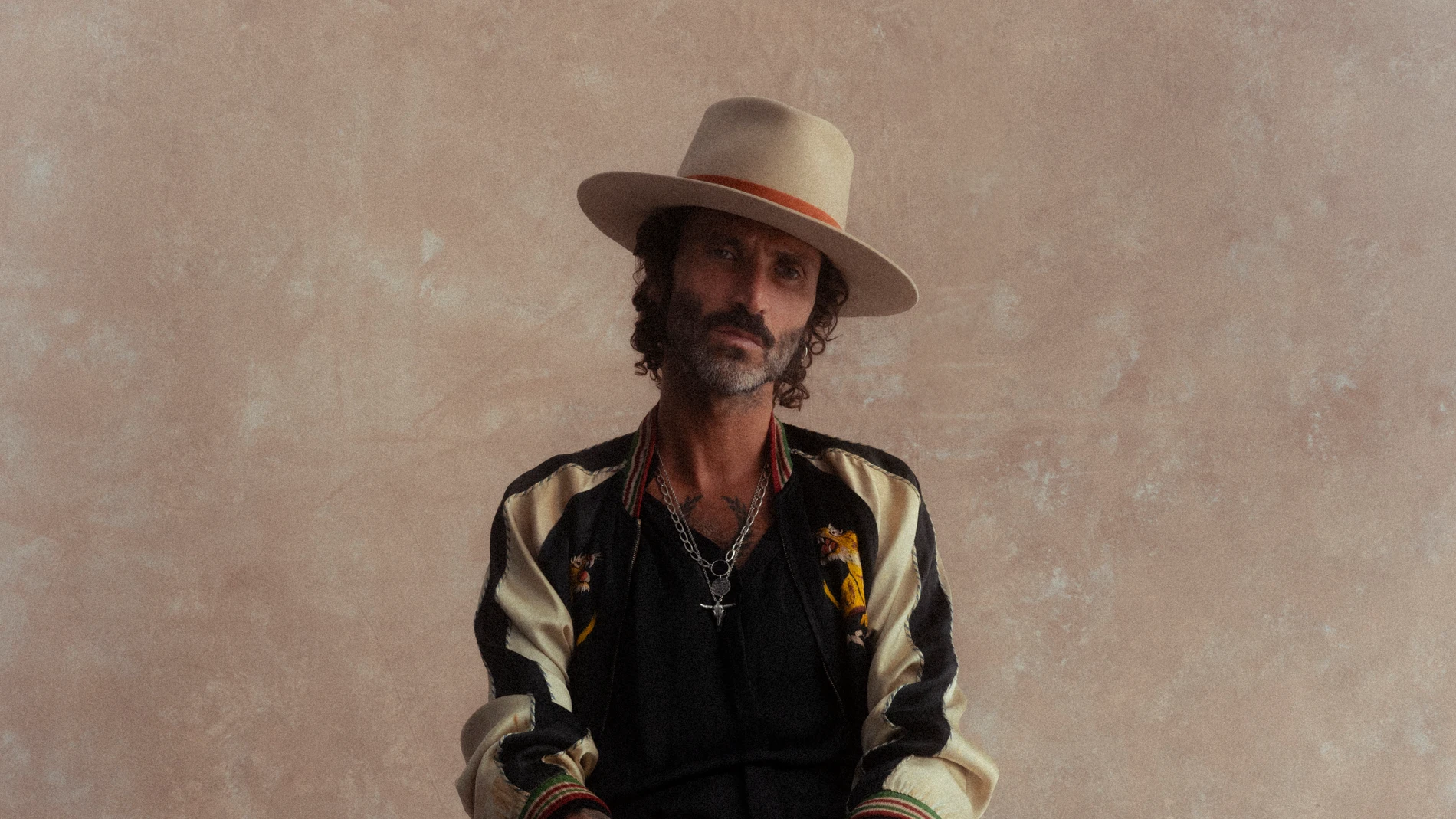 Leiva, en una imagen promocional del disco 'Gigante' Leiva, en una imagen promocional del disco 'Gigante'