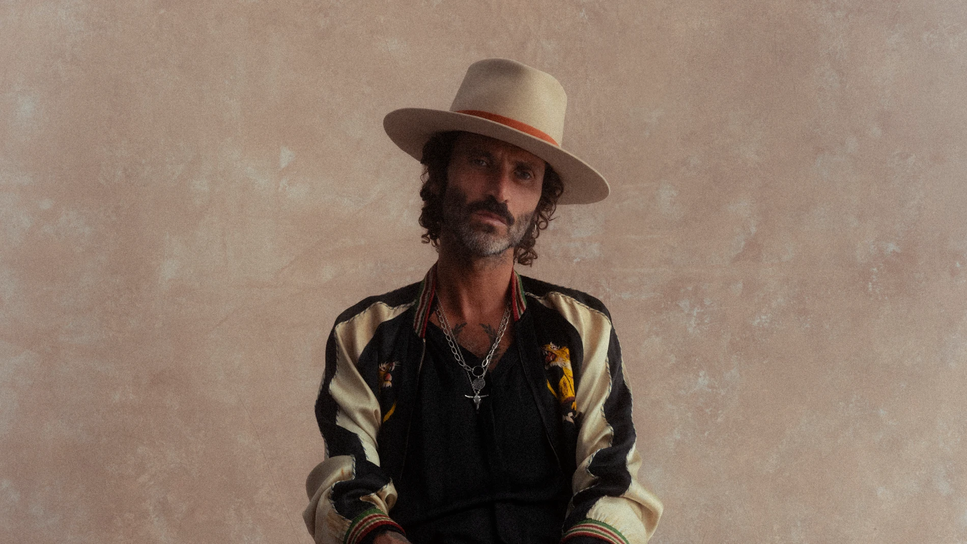 Leiva, en una imagen promocional del disco 'Gigante'. Leiva, en una imagen promocional del disco 'Gigante'.