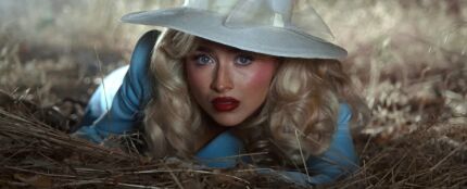 Sabrina Carpenter en el videoclip de 'Tears'