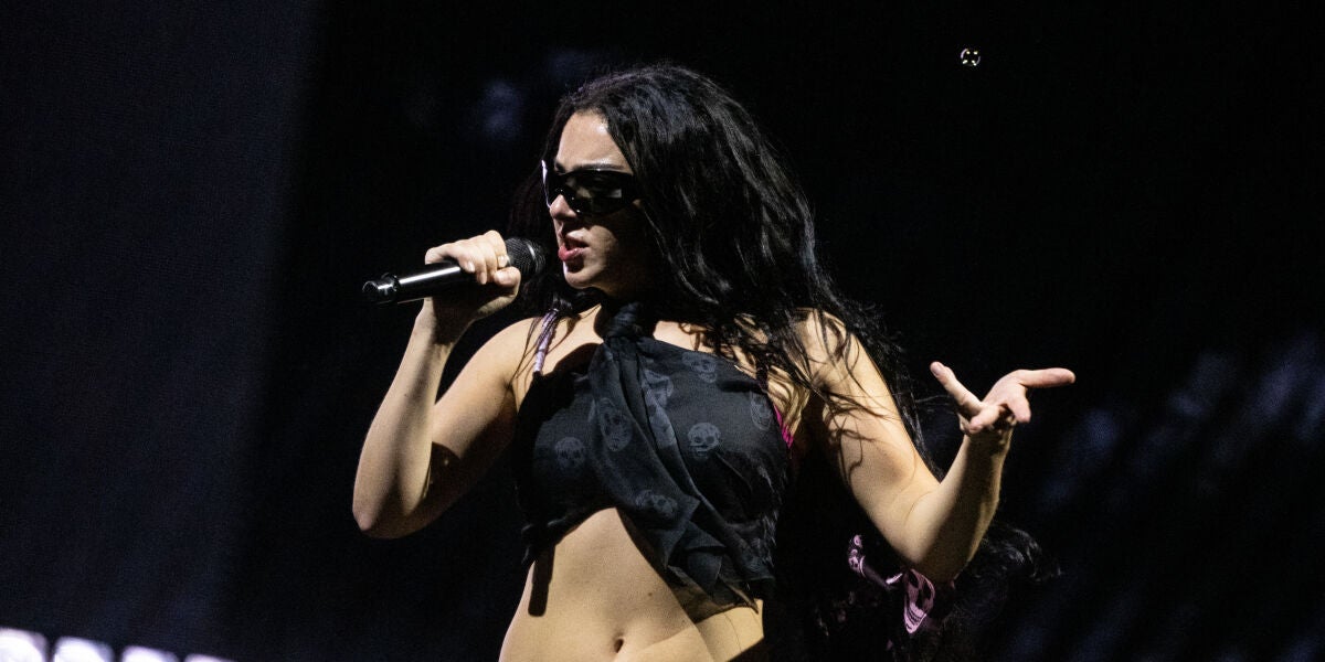 Charli xcx en el festival Glastonbury 2025