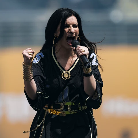 La artista Laura Pausini La artista Laura Pausini