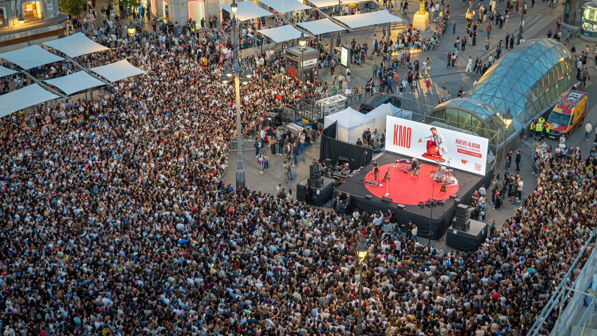 Los asistentes al concierto de Pablo Alborán en la Puerta del Sol de Madrid. Los asistentes al concierto de Pablo Alborán en la Puerta del Sol de Madrid.