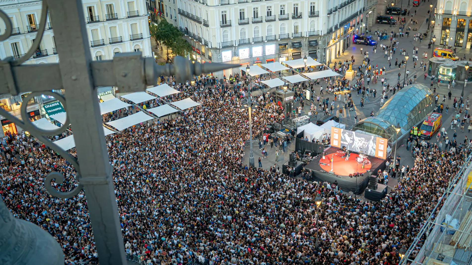Otra imagen de la Puerta del Sol de Madrid durante el concierto de Pablo Alborán. Otra imagen de la Puerta del Sol de Madrid durante el concierto de Pablo Alborán.