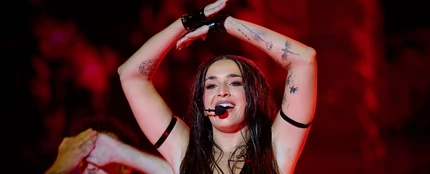 Lola Índigo transforma el escenario en una sauna y se luce con su actuación 'Mojaita' en los Premios Juventud 2025 Lola Índigo transforma el escenario en una sauna y se luce con su actuación 'Mojaita' en los Premios Juventud 2025