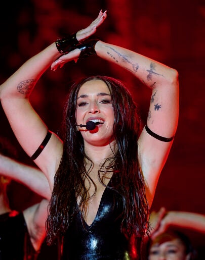 Lola Índigo transforma el escenario en una sauna y se luce con su actuación 'Mojaita' en los Premios Juventud 2025
