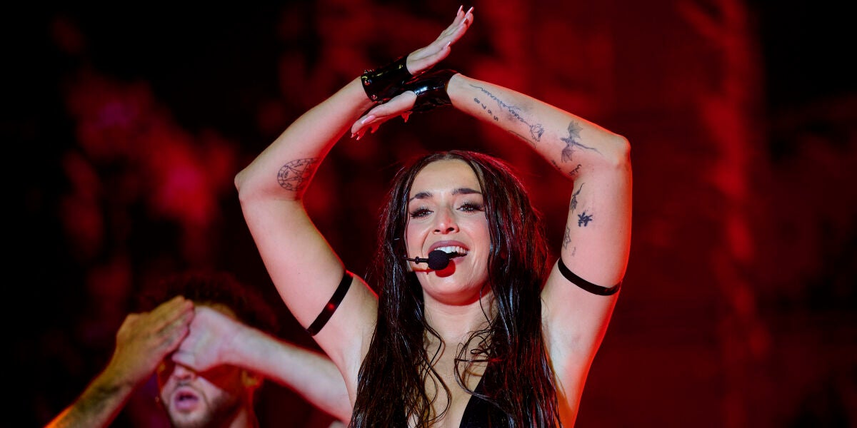 Lola &Iacute;ndigo transforma el escenario en una sauna y se luce con su actuaci&oacute;n 'Mojaita' en los Premios Juventud 2025