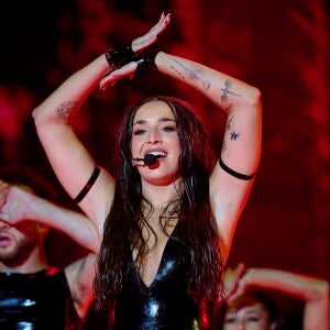 Lola &Iacute;ndigo transforma el escenario en una sauna y se luce con su actuaci&oacute;n 'Mojaita' en los Premios Juventud 2025