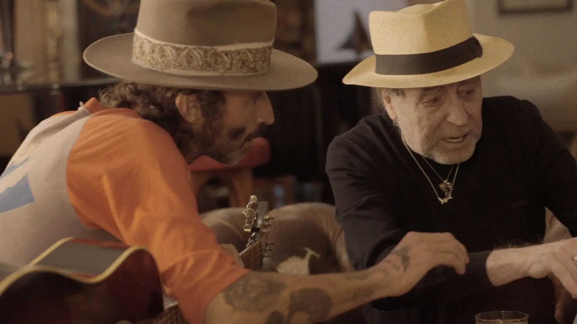 Leiva y Joaquín Sabina en un fotograma de 'Hasta que me quede sin voz' Leiva y Joaquín Sabina en un fotograma de 'Hasta que me quede sin voz'