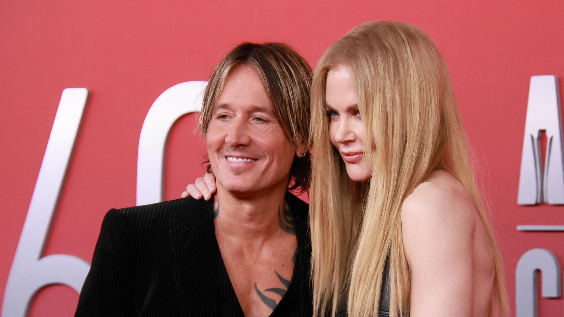 Keith Urban cambia la letra de una canción dedicada a Nicole Kidman para hacerle un guiño a su nueva guitarrista Maggie Baugh Keith Urban cambia la letra de una canción dedicada a Nicole Kidman para hacerle un guiño a su nueva guitarrista Maggie Baugh
