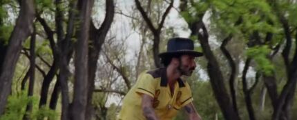 Leiva, en el videoclip de 'Hasta que me quede sin voz'.