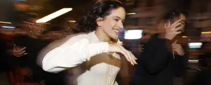 Rosalía a su llegada a Callao en una aparición sorpresa para presentar 'LUX', su cuarto álbum Rosalía a su llegada a Callao en una aparición sorpresa para presentar 'LUX', su cuarto álbum