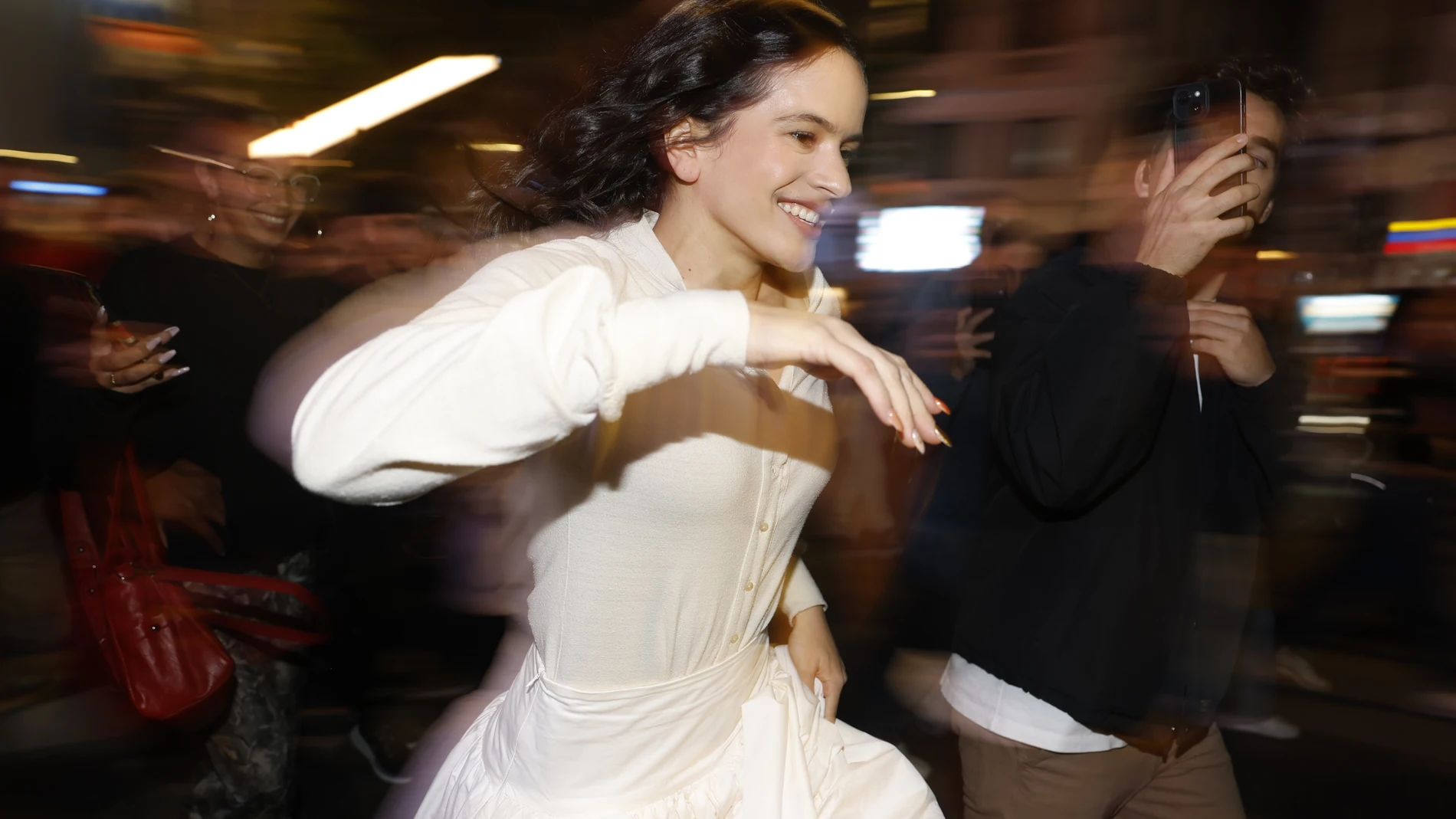 Rosalía a su llegada a Callao en una aparición sorpresa para presentar 'LUX', su cuarto álbum Rosalía a su llegada a Callao en una aparición sorpresa para presentar 'LUX', su cuarto álbum
