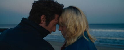 Jeremy Allen White, como Bruce Springsteen, y Odessa Young, como Faye