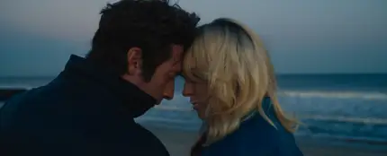 Jeremy Allen White, como Bruce Springsteen, y Odessa Young, como Faye Jeremy Allen White, como Bruce Springsteen, y Odessa Young, como Faye