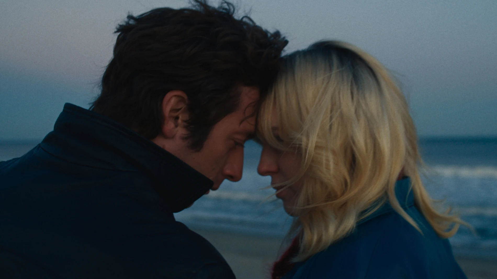 Jeremy Allen White, como Bruce Springsteen, y Odessa Young, como Faye Jeremy Allen White, como Bruce Springsteen, y Odessa Young, como Faye