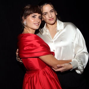 Las imágenes virales de Rosalía y Penélope Cruz viendo el Clásico Las imágenes virales de Rosalía y Penélope Cruz viendo el Clásico