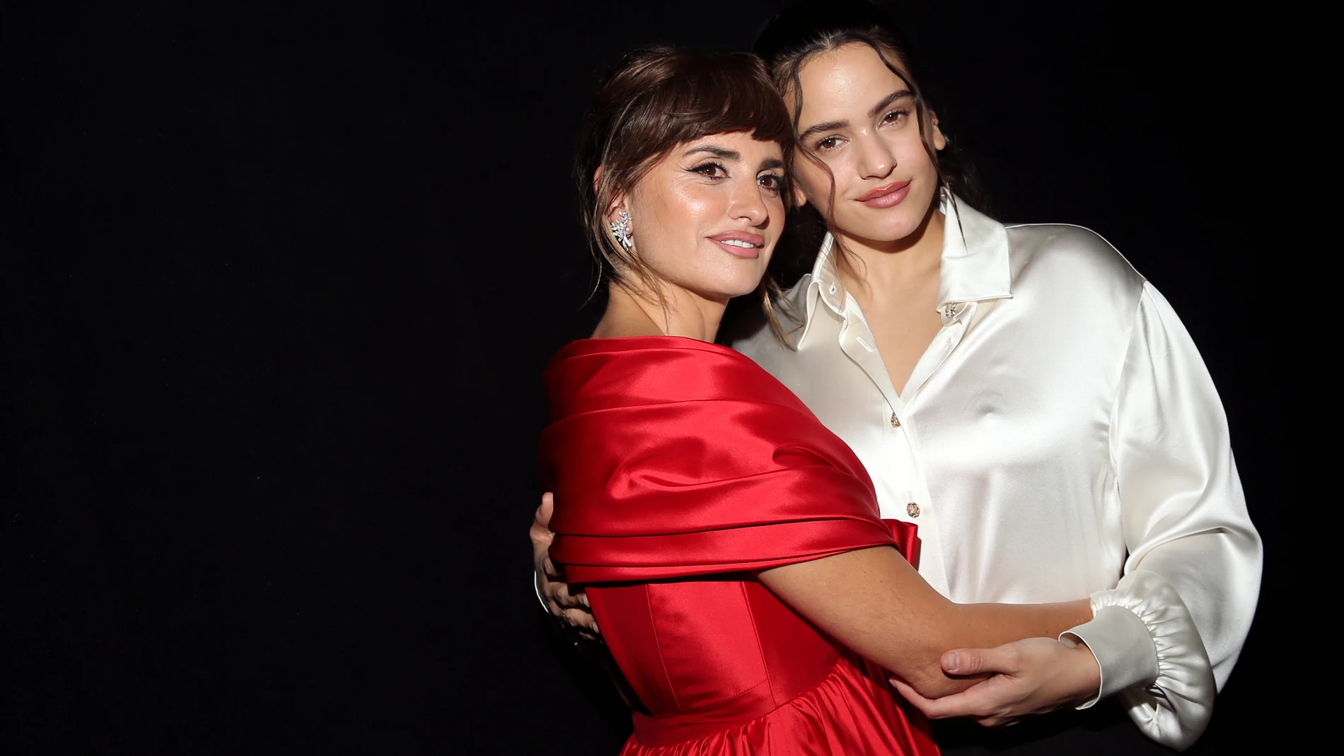 Penélope Cruz y Rosalía, en un evento en 2021 Penélope Cruz y Rosalía, en un evento en 2021