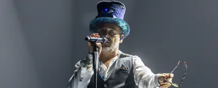 Santi Balmes, líder de Love of Lesbian, en el Movistar Arena de Madrid Santi Balmes, líder de Love of Lesbian, en el Movistar Arena de Madrid